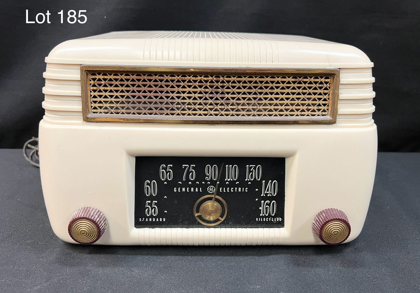 1946 General Electric 201 Tube Radio (1 of 7)