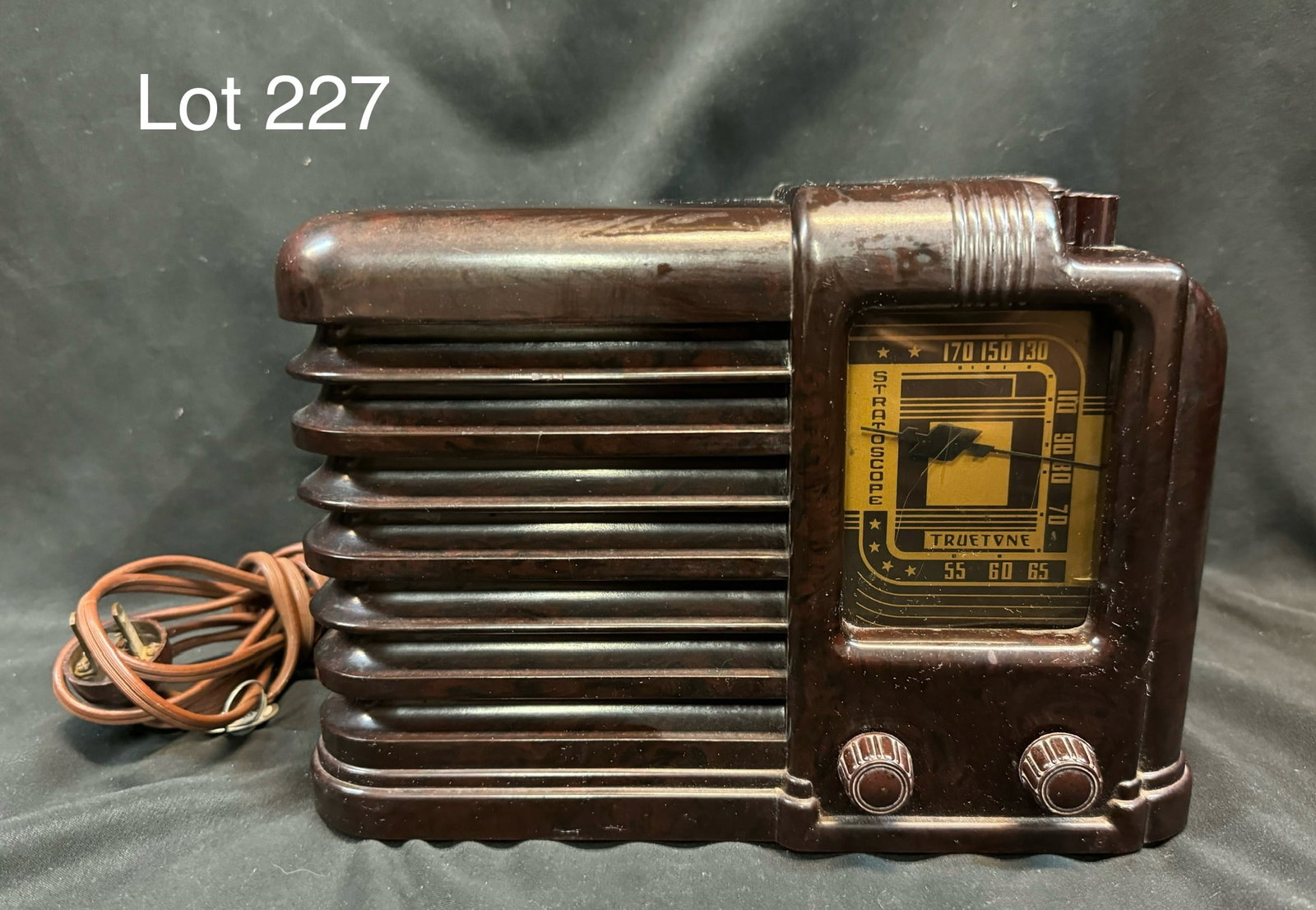 1939 Truetone 278-5Q Stratoscope Table Tube Radio: A 1939 Truetone model 278-5Q 'Stratoscope' tube table radio. Beetle plastic case, squared dial on right, 5 tubes.