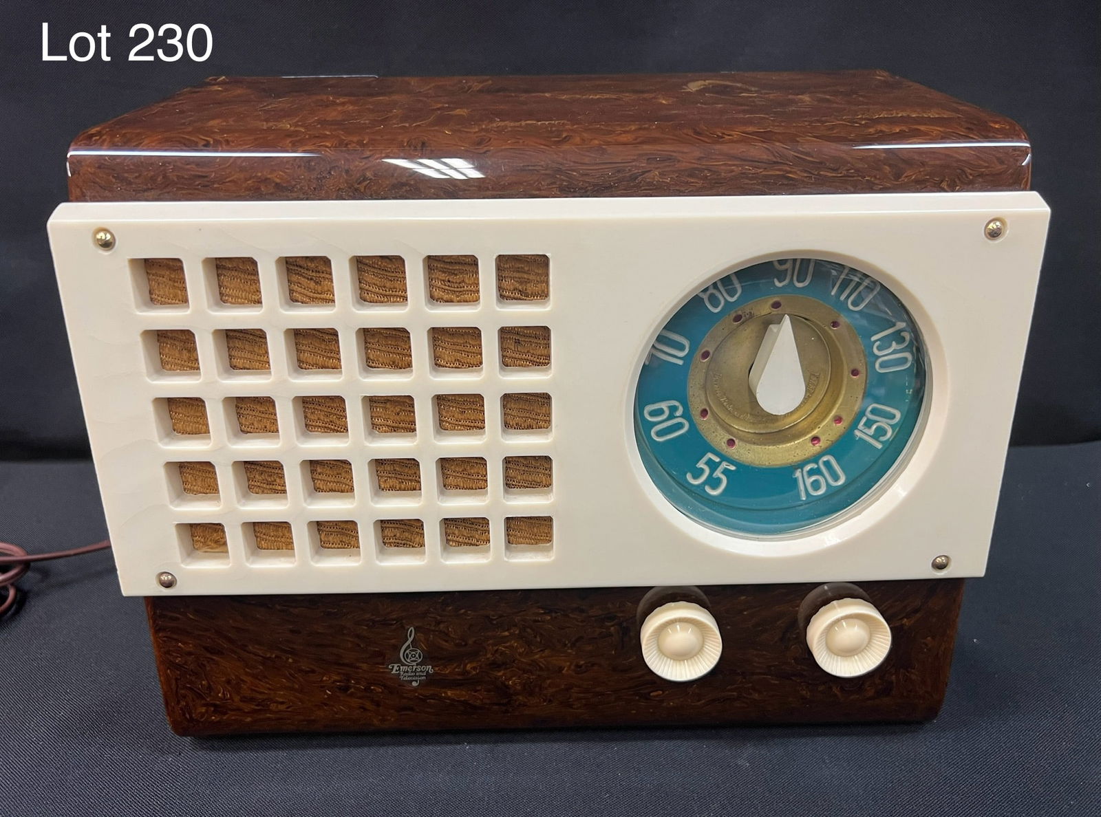 1945 Emerson 520 Catalin Tube Table Radio (1 of 5)
