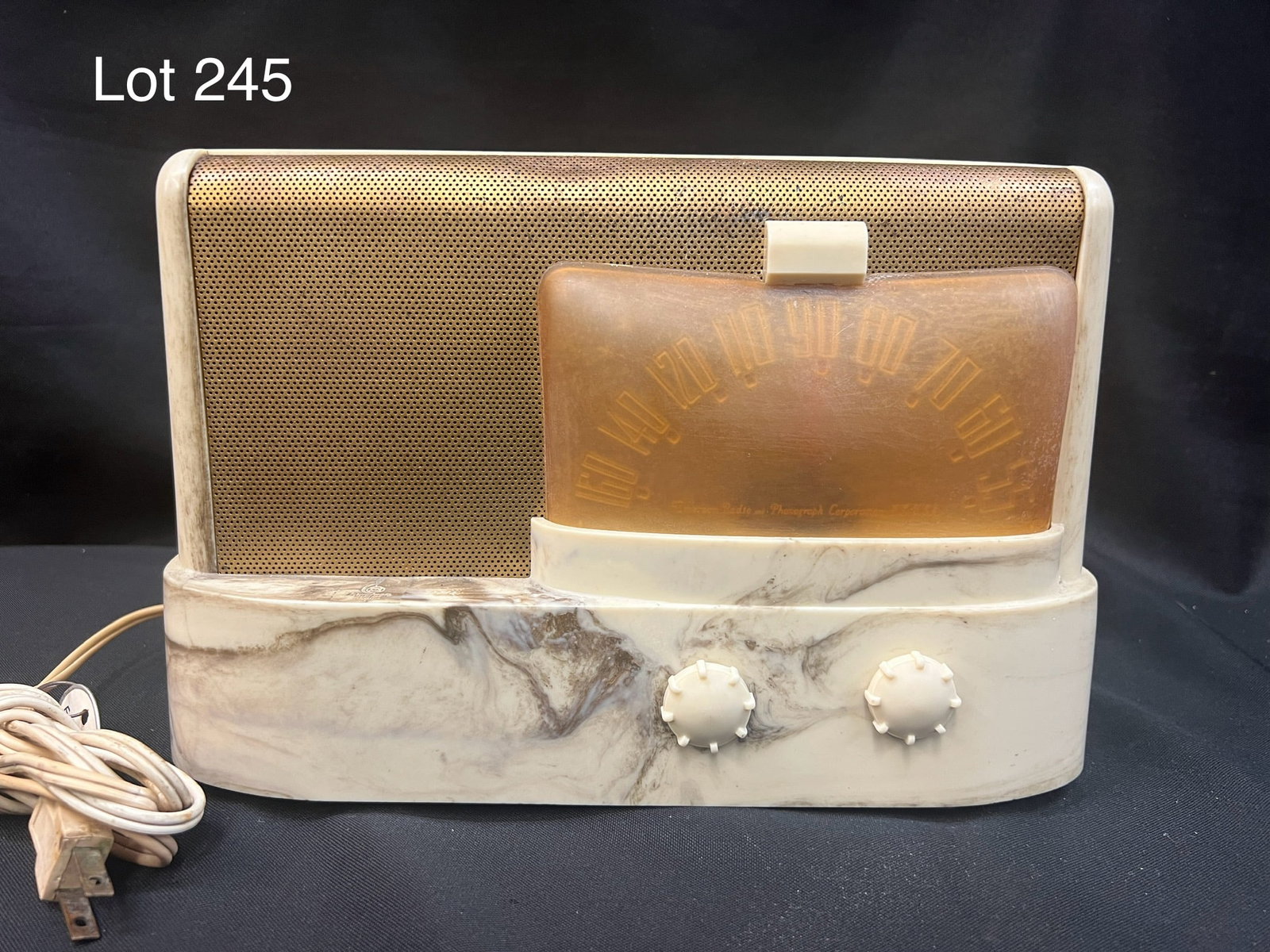 1947 Emerson 511 "Moderne" Beetle Tube Radio: A 1947 Emerson 511 Beetle tube radio. Ivory plaskon case with marbled bronze throughout.