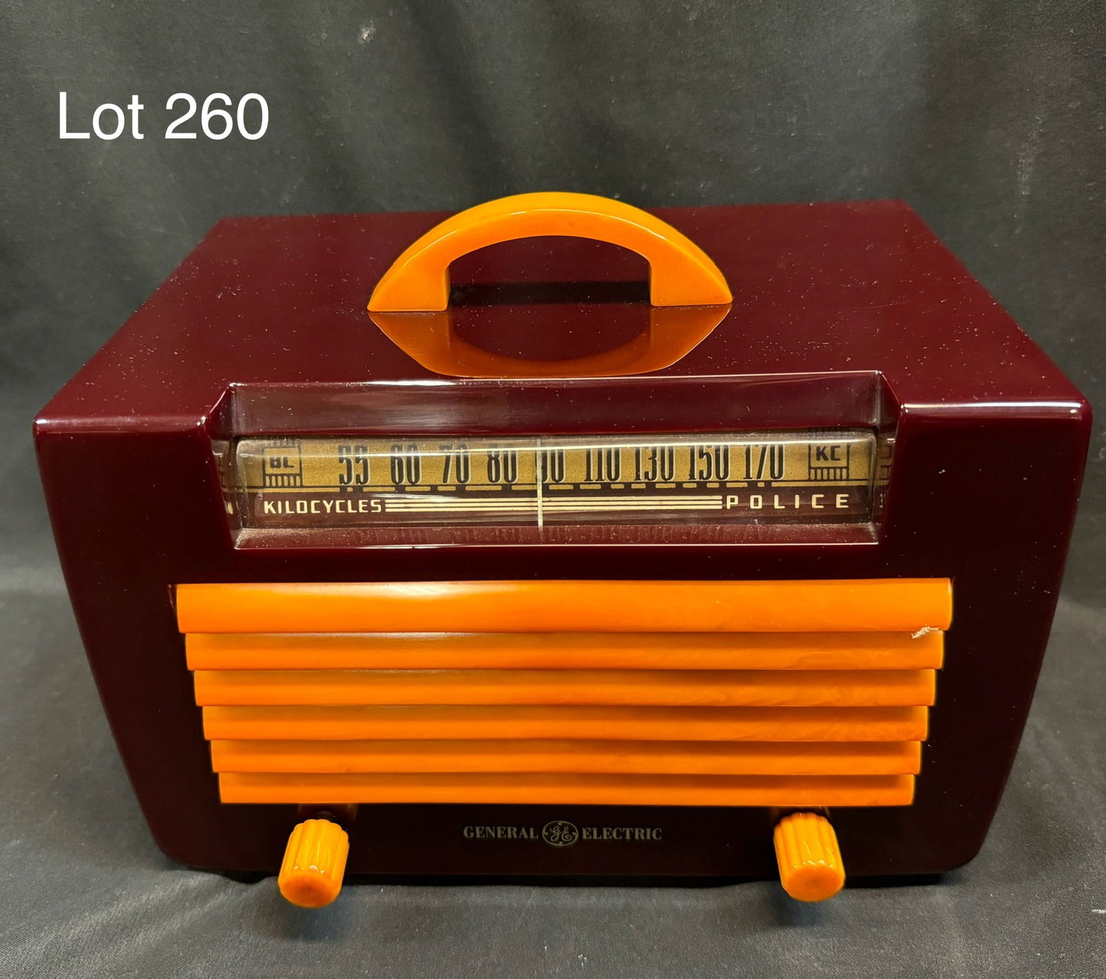 1941 General Electric L570 Catalin Tube Table Radio (1 of 7)