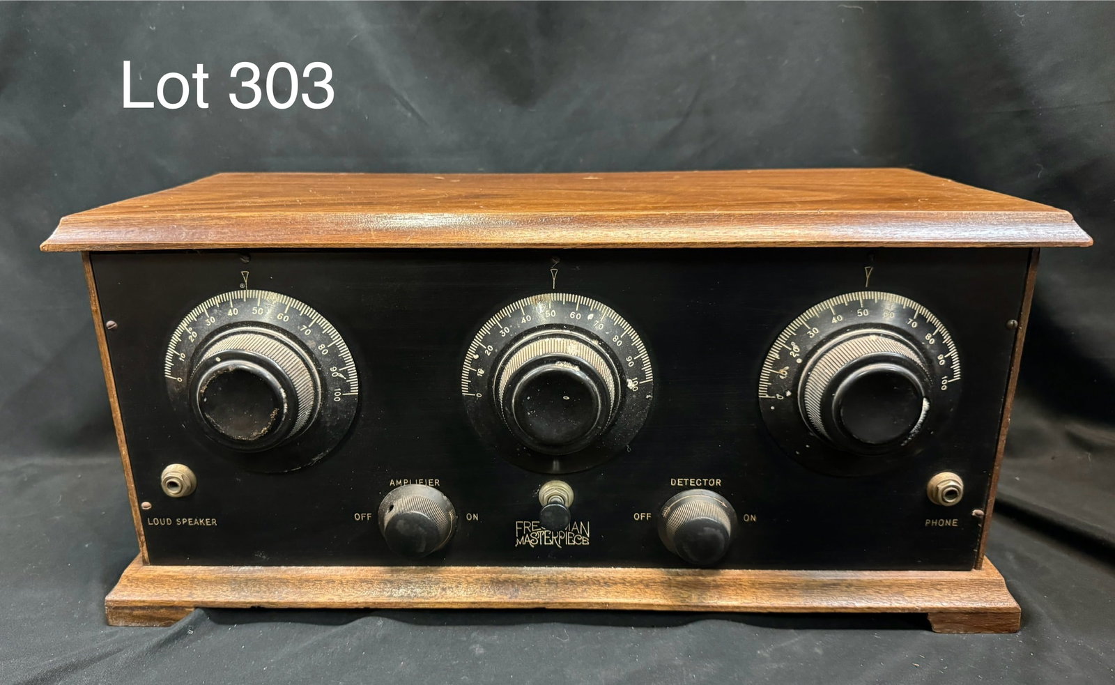1925 Freshman Masterpiece Tube Casket Radio: A 1925 Freshman 'Masterpiece' tube casket radio. Low wood rectangular case w/ lift top, 3 dial panel, BC, 5 tubes, battery operated.