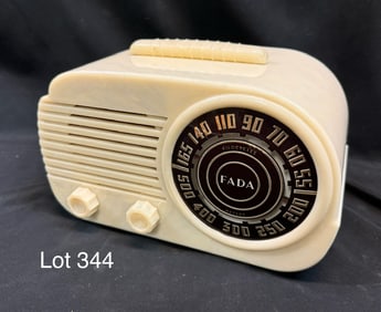 1947 Fada 845 Polystyrene Tube Table Radio