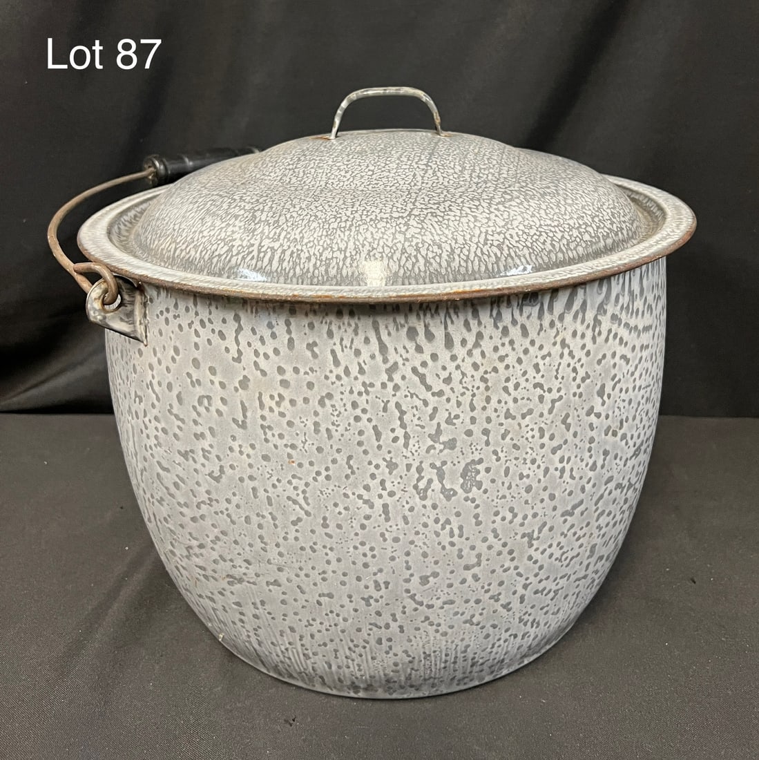 Gray Enamel Graniteware Pot With Lid (1 of 6)
