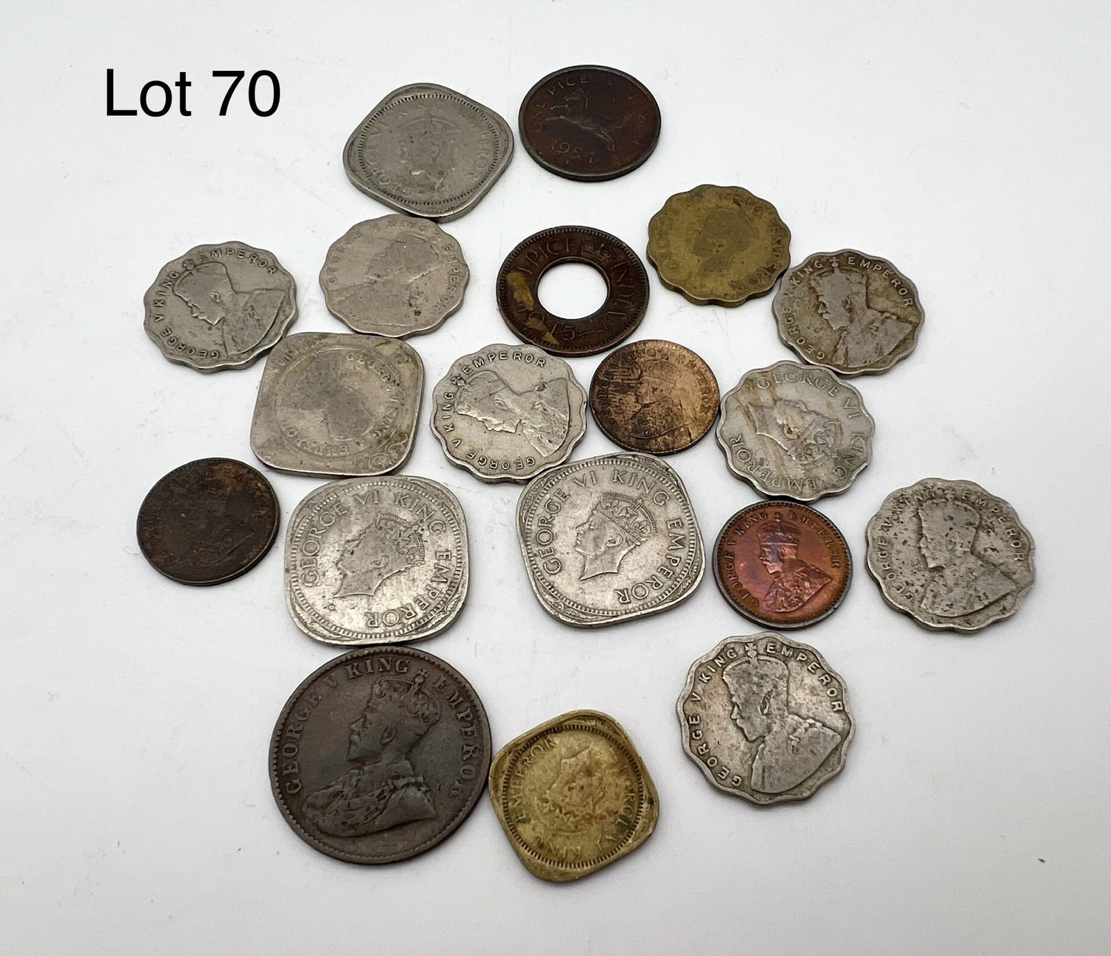 Lot of Vintage Indian Coins: A lot of vintage Indian coins both pre and post British India. Mostly Annas with dates from 1917-1946, as well as some one Pice coins.