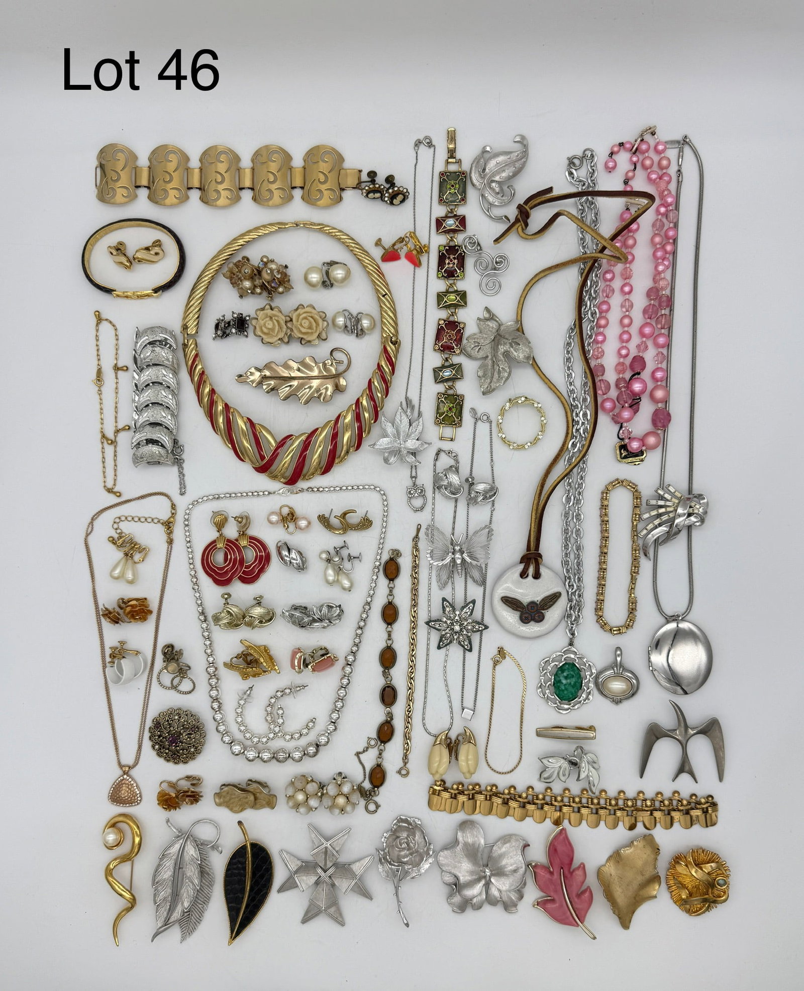 Fine Selection of Signed Costume Jewelry: A fine selection of signed costume jewelry that includes brooches, earrings, necklaces, and more. Includes pieces from Coro, BSK, Trifari, Monet, Lisner, Marvella, and more.