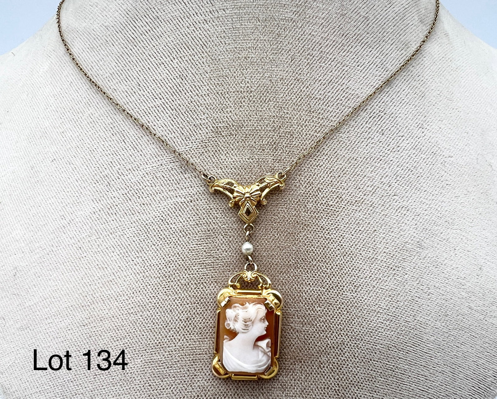 Vintage 10K Gold Cameo Pendant Necklace: Vintage 10K yellow gold shell cameo pendant necklace. Weight- 1.65 dwt.