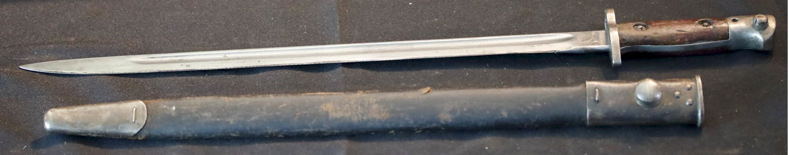Militaria;  Bayonet & Scabbard -  British Pattern 1907 example (1 of 1)