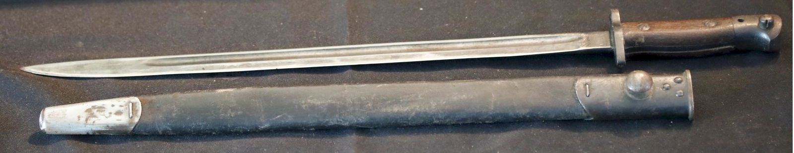 Militaria;  Bayonet & Scabbard -  British Pattern 1907 example (1 of 1)