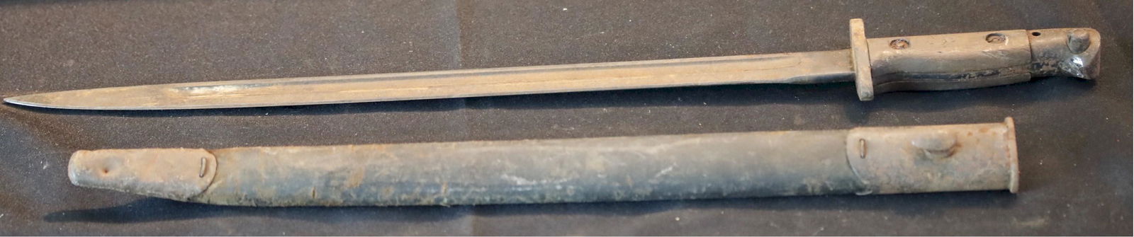Militaria;  Bayonet & Scabbard -  British Pattern 1907 example (1 of 1)