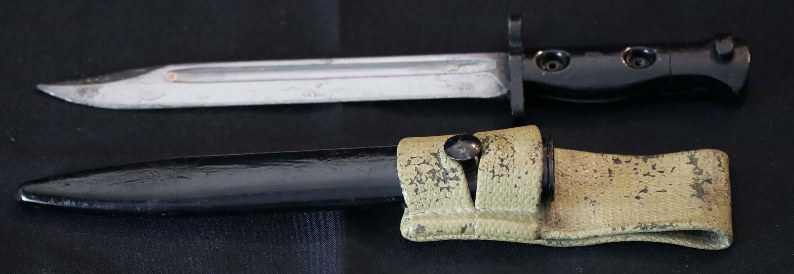 Militaria; Bayonet & Scabbard - British SLR L1A3 dating 1959. Scratched blade and looks to be: Militaria; Bayonet & Scabbard - British SLR L1A3 dating 1959. Scratched blade and looks to be spray painted black.