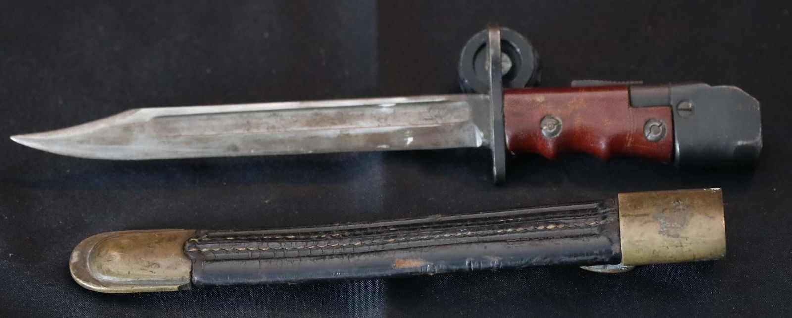 Militaria; Bayonet & Scabbard - British No. 7 Mk. I/L Swivel Pommel Bayonet Fighting Knife by: Militaria; Bayonet & Scabbard - British No. 7 Mk. I/L Swivel Pommel Bayonet Fighting Knife by Elkington was intended for use with the Standard Enfield No.4 Service Rifle and the Mark 5 Sten Sub Machin