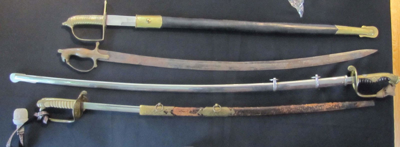 Militaria;  Vintage swords -  Lot of 4 unidentied swords.  2 with sheath and one without (very (1 of 1)