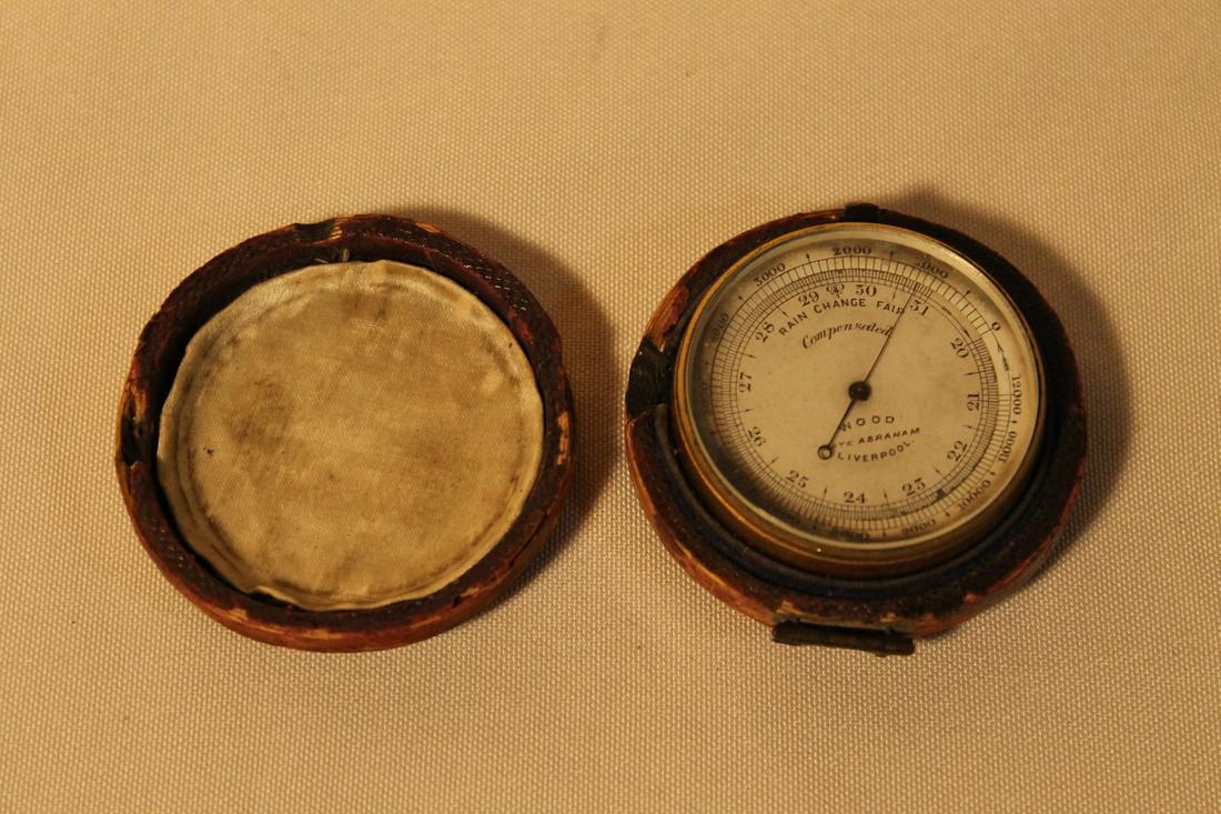 Pocket barometer in leatherette case aprox 2" (1 of 2)