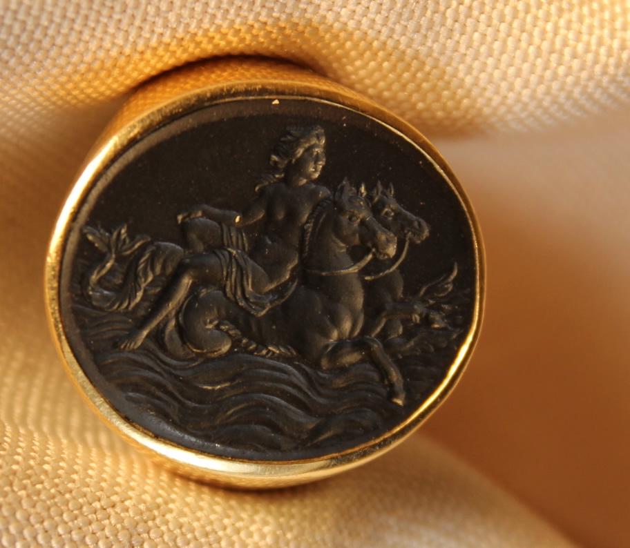 14 kt gold mans ring w/black basalt medalion, chariot (1 of 6)
