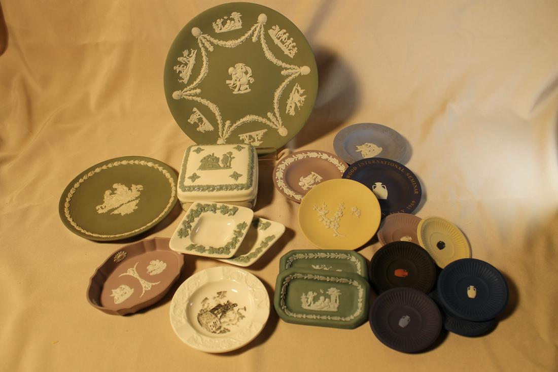 19 assorted pieces of wedgwood to include covered box (1 of 5)