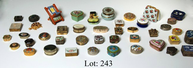 Large lot of assorted pill boxes: Large lot of assorted pill boxes