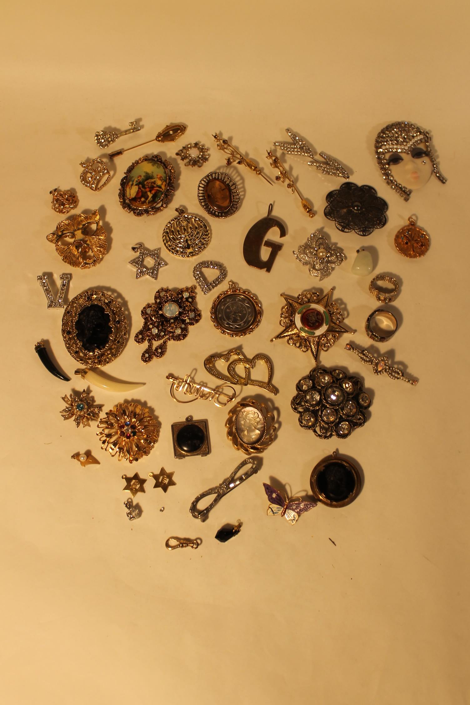 Assortment of Ladies Pins (1 of 8)