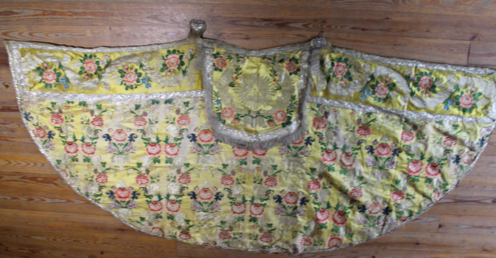 Vintage Metalic Thread Brocade "Cope" (1 of 4)