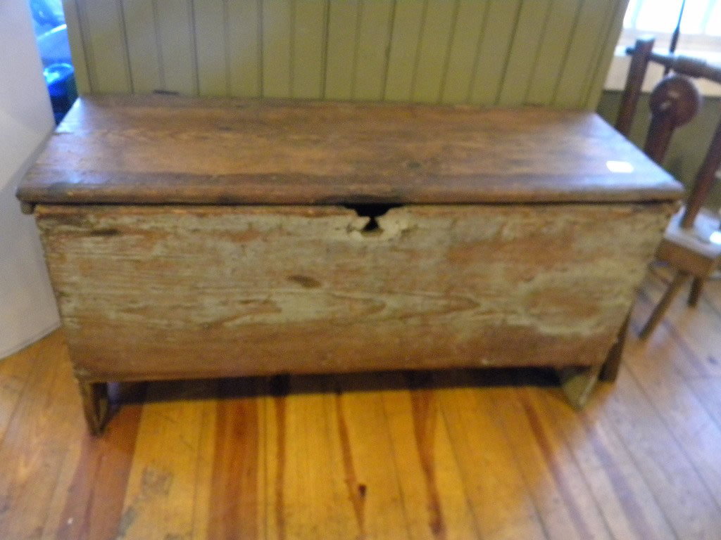 6 board blanket chest with early original paint, s: 6 board blanket chest with early original paint, size is 43 x 23 x 16