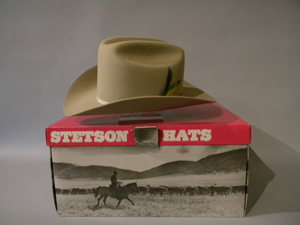 Stetson 4 x Beaver hat size 7 1/2 with 3 1/2" brim: Stetson 4 x Beaver hat size 7 1/2 with 3 1/2" brim in oval shape style 1225 color is silver belly and in original box in never used condition