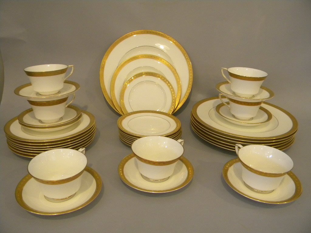Royal Worcester "Ambassador" dinner service: 7 cups, 8 saucers, 8 bread plates, 8 luncheon plates, 7 dinner plates