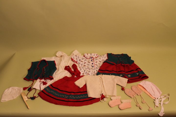 Misc lot of linens and textiles: Scarves, table runners, aprons, infantware, needlework, knitted outfits