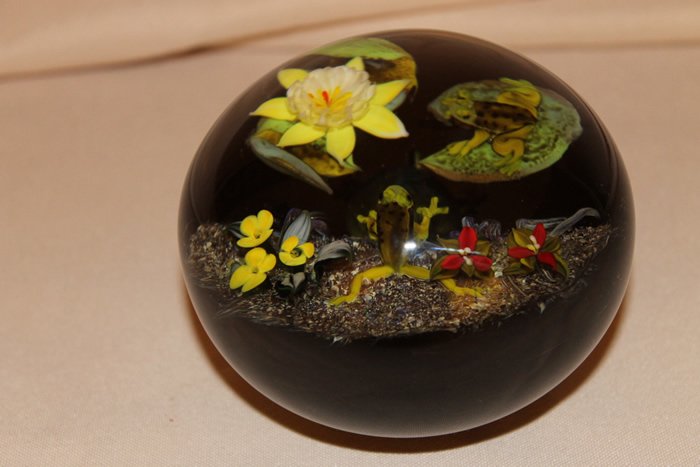 Rick Ayotte Paperweight: 2 frogs and a turtle on lily pads, pebble beach. Resurfaced by Ed Poole, Crystal Workshop. Size is 4 1/4" wide. Because this was re-surfaced the name was polished off.