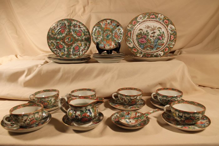 Partial Dinner Service, Mixed Oriental Porcelain: Lot of misc porcelain, assorted types of Famile Rose and other patterns. 26 pcs total, largest plate size to 9 7/8"