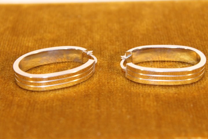 14kt White Gold Oval Hoop Earrings (1 of 3)