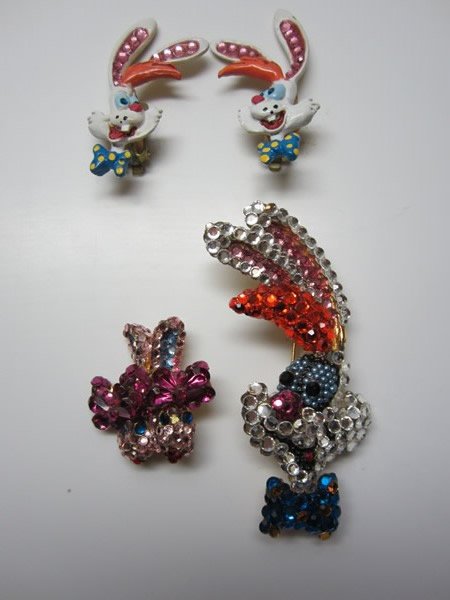 WB Roger Rabbit Rhinestone Pin & Earrings: WB Roger Rabbit Rhinestone Pin & Earrings and twin rabbit pin by Wendy Gell. 1. Roger Rabbit head with carrot, tie, all rhinestoned blue, artificial pearls around eyes 2. Twin rabbits, 1"L 3. Roger Ra