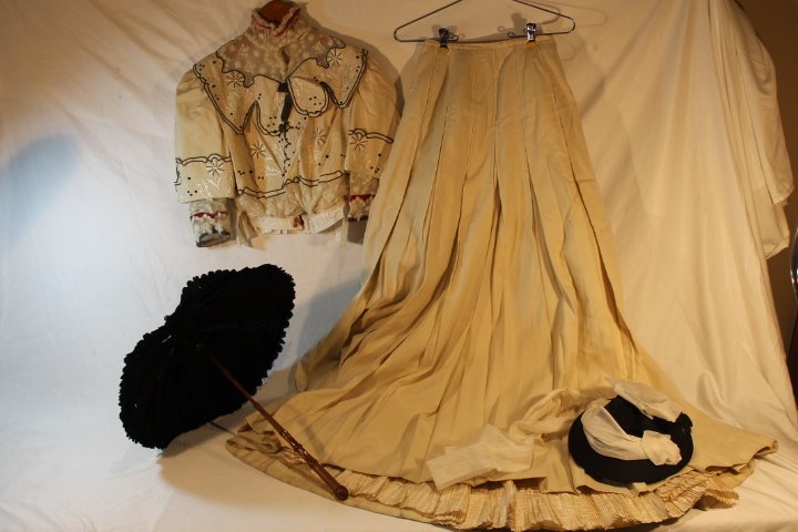 Victorian Ladies Outfit (1 of 6)