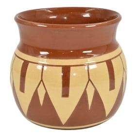 Pine Ridge Sioux Dakota Art Pottery Hand Made Brown Native American Vase Irving