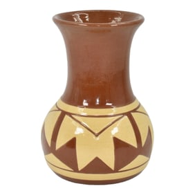 Pine Ridge Sioux Dakota Pottery Hand Made Geometric Design Vase Irving