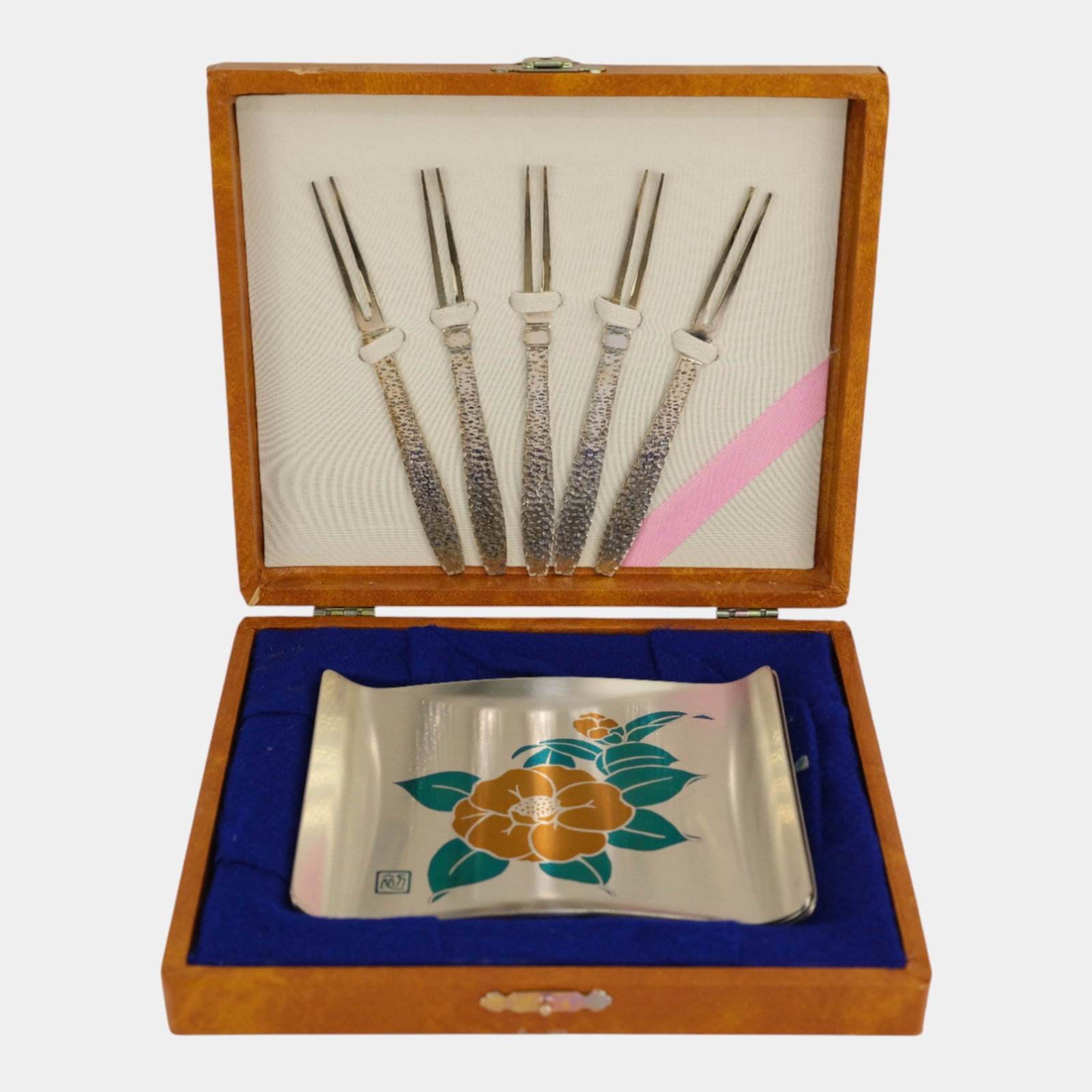 Japanese Stainless Steel Decorated Dessert Plates And Utensils With Original Box: Japanese Stainless Steel Decorated Desert Plates And Utensils With Original Box Excellent condition. Box has age related wear. Trays and Utensils are in original wrapping.Bottom marked as shown.Box is