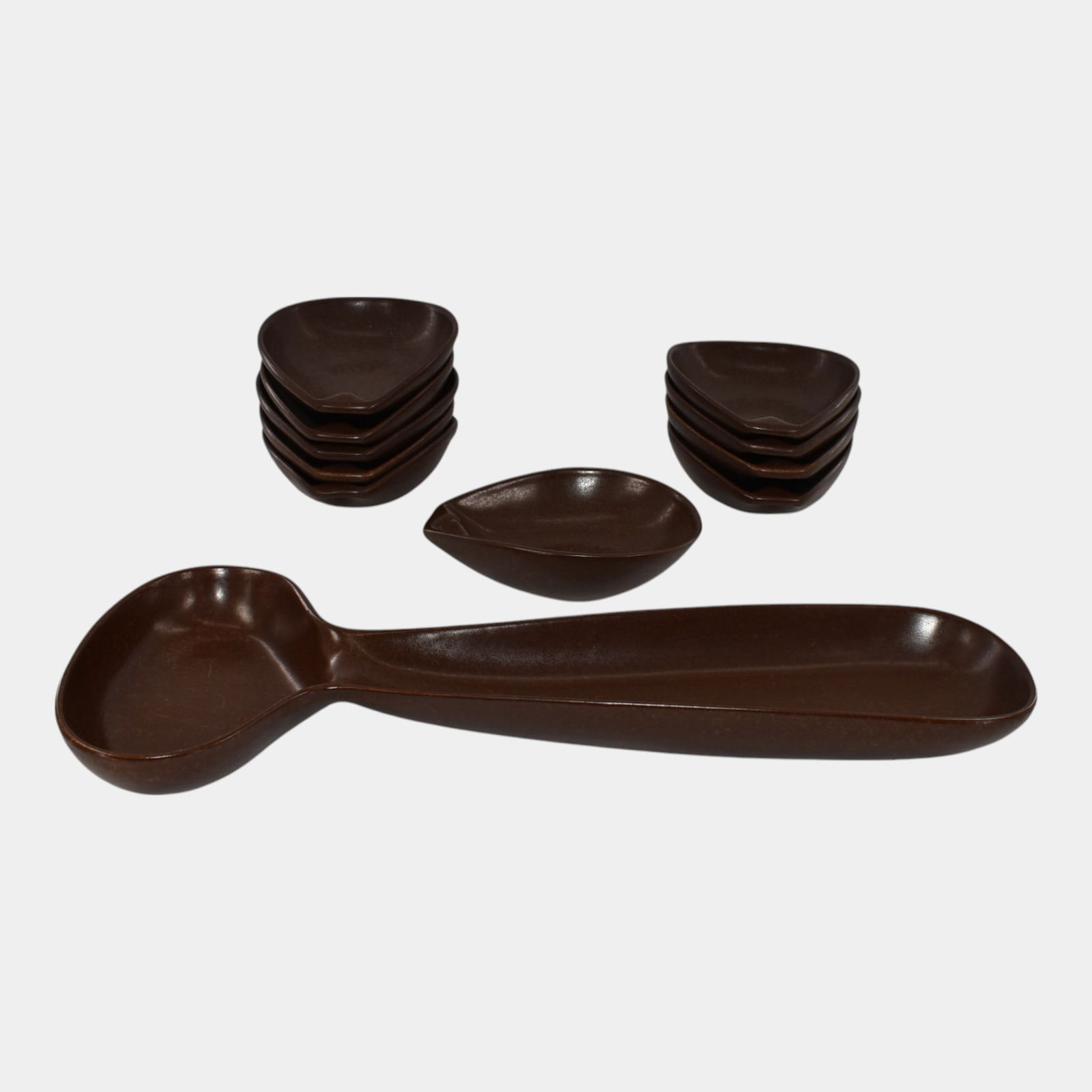 Roseville Raymor 10 Fruit Bowls 192 Celery Tray 177: We offer in house shipping on all items. Plus spend $500 on winning bids and your shipping is free. Roseville Raymor 10 Fruit Bowls 192 Celery Tray 177 Excellent original condition.Bottoms marked with