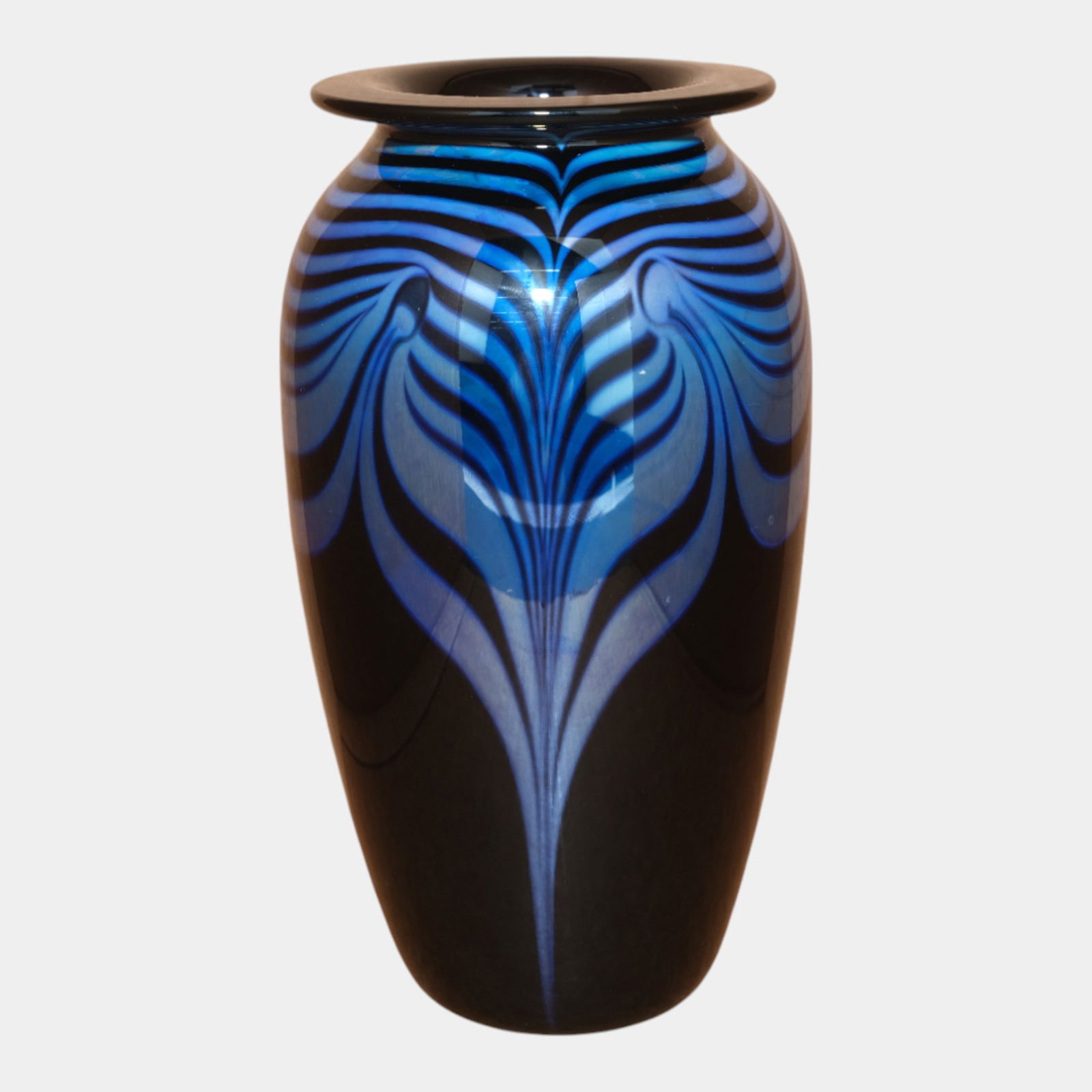 Robert Eickholt Blue Black Iridescent Pulled Feather Art Glass Vase: We offer in house shipping on all items. Plus spend $2000 on winning bids on qualified items and your shipping is free. Robert Eickholt Blue Black Iridescent Pulled Feather Art Glass Vase Brilliant R