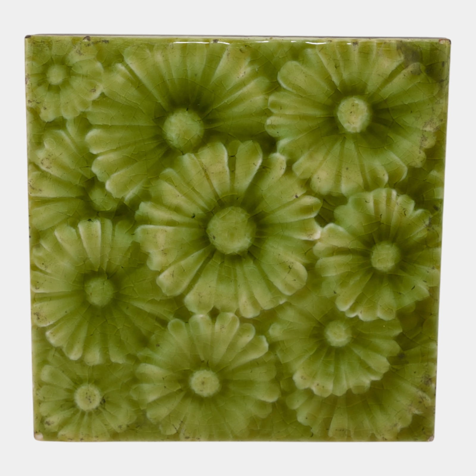 AETCO 1880s Art Pottery Green Majolica Cluster Of Daisies Ceramic Tile: AETCO 1880s Art Pottery Green Majolica Cluster Of Daisies Ceramic Tile Nice form with great color and glaze. Excellent condition. Shows well with nick to corner as shown. Age related wear. Tile is 6"