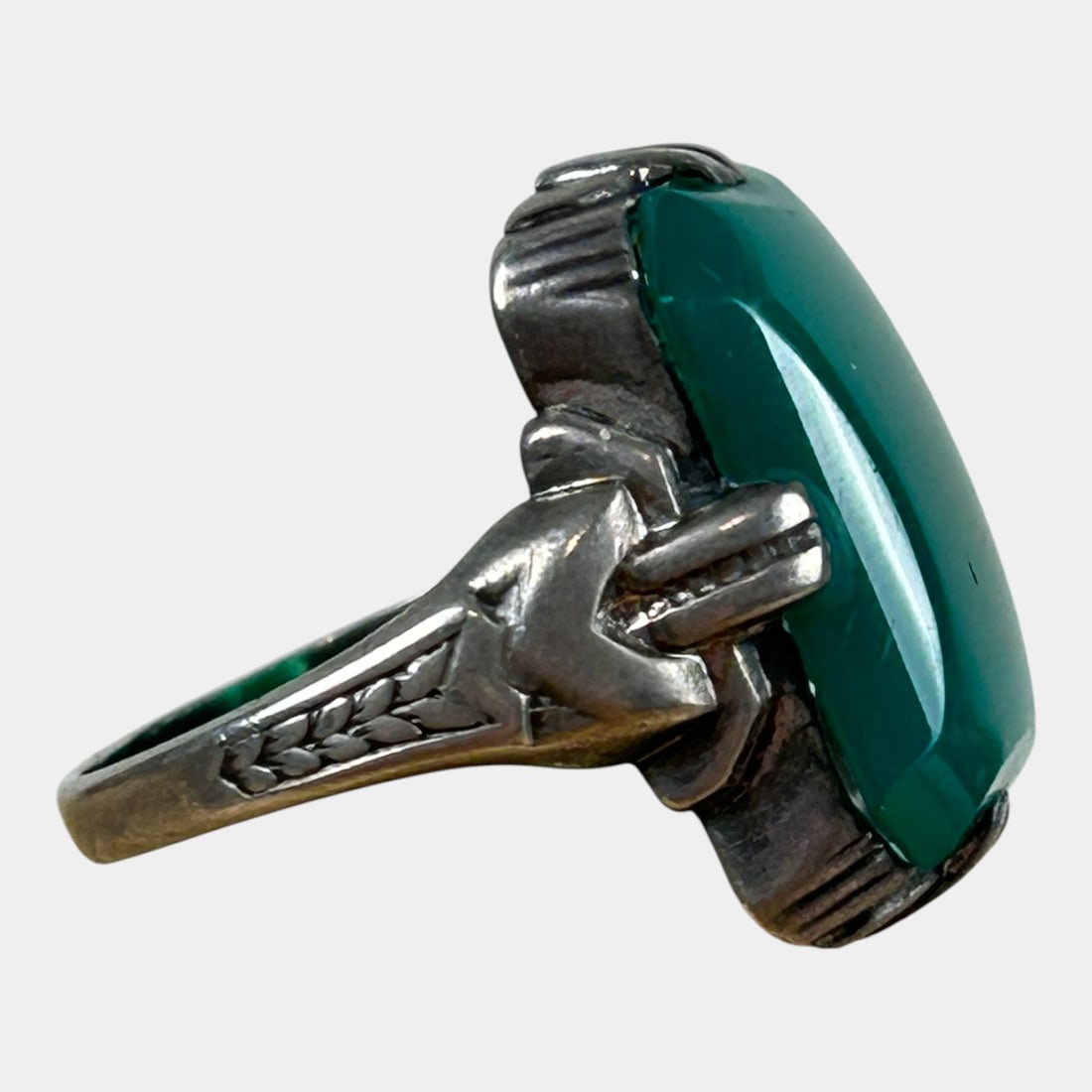 Uncas Jewelry Co. 1920s Sterling Silver 925 Art Deco Green Onyx Ring Size 8: Boldly architectural and crisply defined, this Art Deco era sterling silver ring features a large rectangular green onyx cabochon secured in a stepped bezel, with geometric shoulders emphasizing