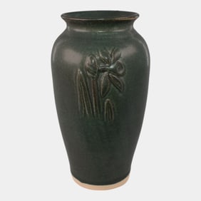 Door Pottery 2007 Matte Green Art Pottery Daffodil Commemorative Vase