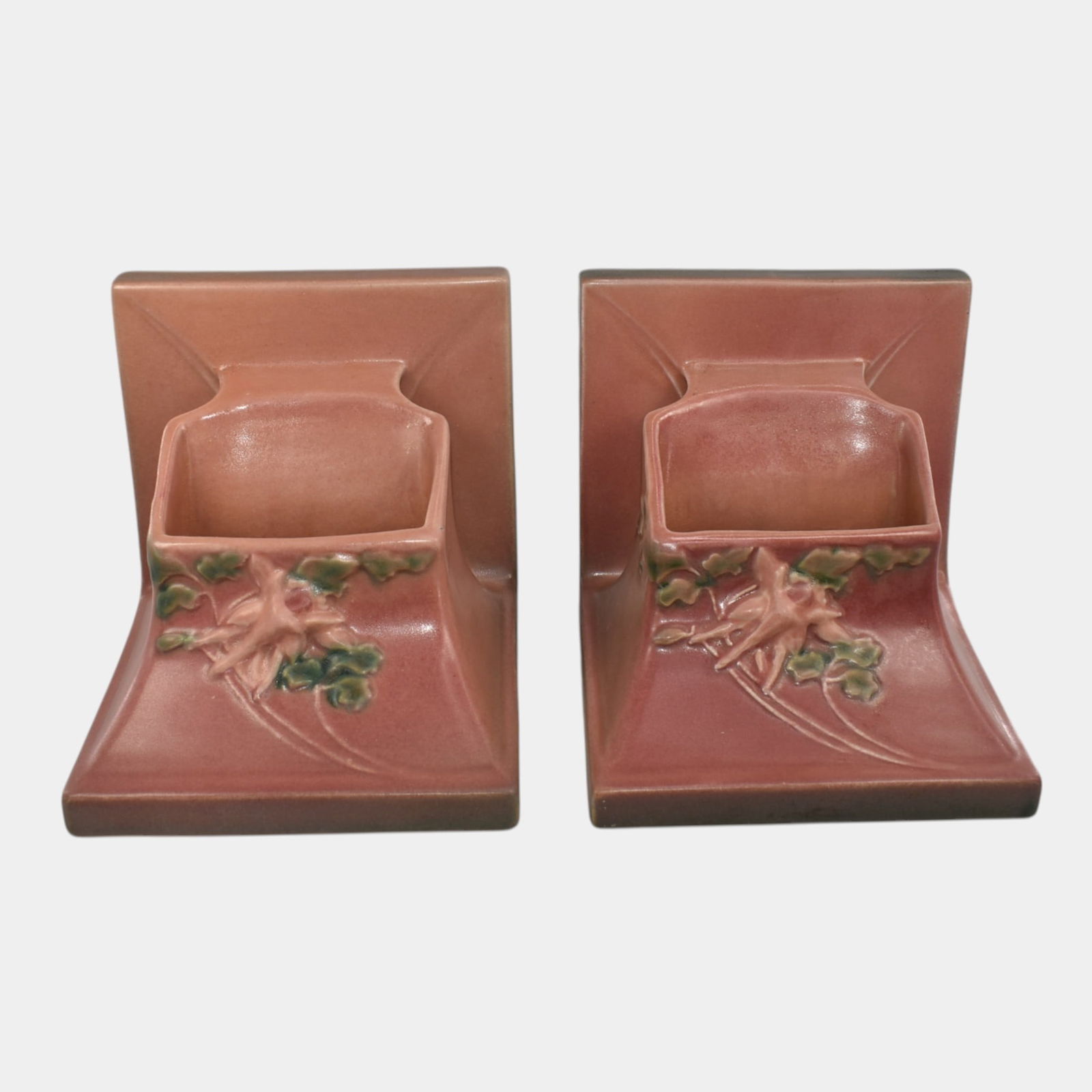 Roseville Columbine Pink 1941 Planter Bookends 8: Professional, fast, and affordable in house shipping available for all items. Roseville Columbine Pink 1941 Planter Bookends 8 Excellent condition with a glaze skip and a couple of tiny flecks. Botto
