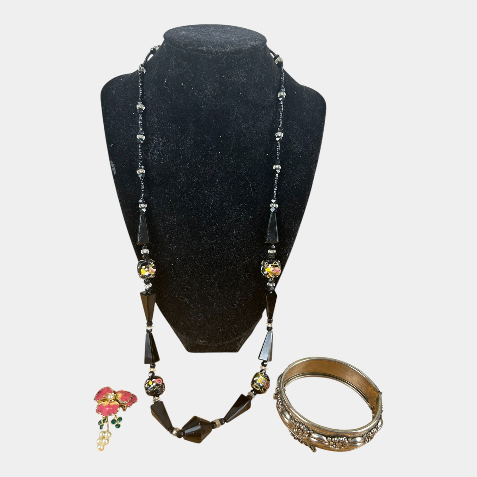 Art Deco Black Glass Necklace, Enamel Floral Brooch & Silver-Tone Bracelet Set: Professional, fast, and affordable in house shipping available for all items. Art Deco Black Glass Necklace, Enamel Floral Brooch & Silver-Tone Bracelet SetCharming and vintage, this jewelry set