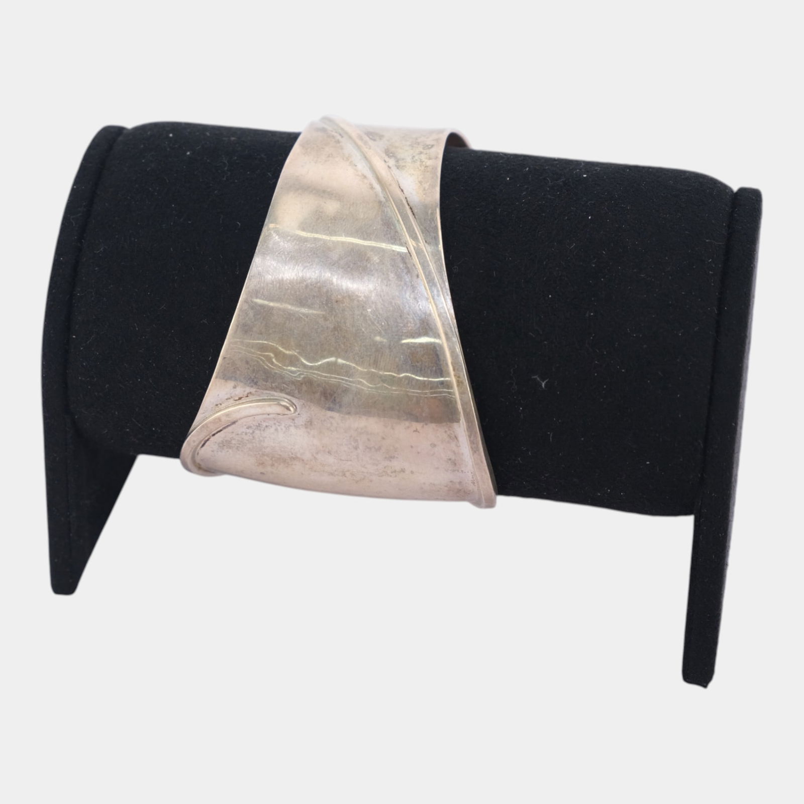 Hand & Hammer Mid Century Modernist Sterling Silver Handwrought Open Cuff Bracelet: We offer affordable in-house shipping on all items. Tapering dramatically at each end, this Hand & Hammer sterling cuff features raised bordered panels and a richly handwrought surface, its bold Mid