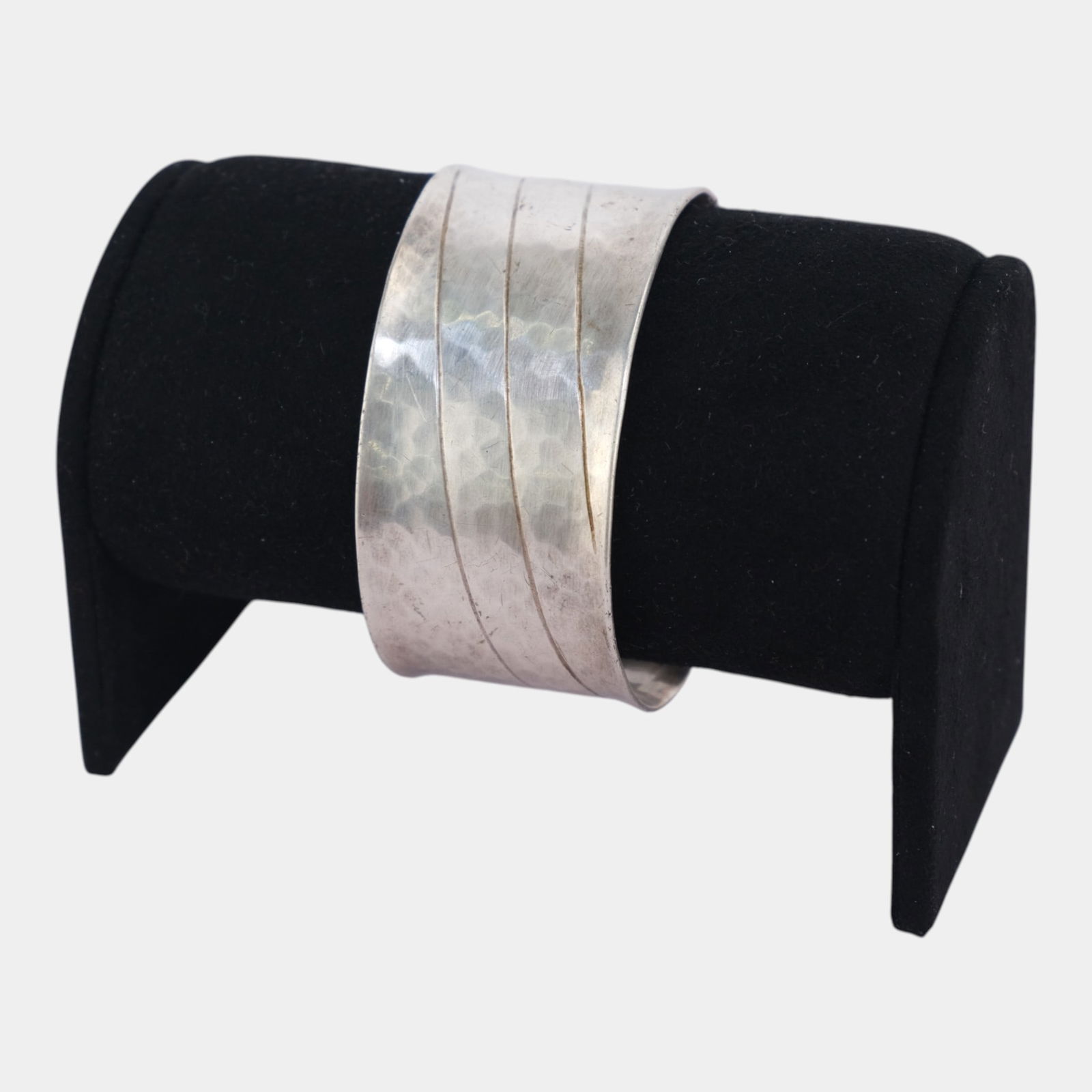 Andrew Fussell Toronto Mid Century Modernist Sterling Silver 925 Open Cuff Bracelet: We offer affordable in-house shipping on all items. Hammered in broad, tapering bands, this Andrew Fussell sterling cuff features layered vertical panels, its bold Mid Century Modernist form and text