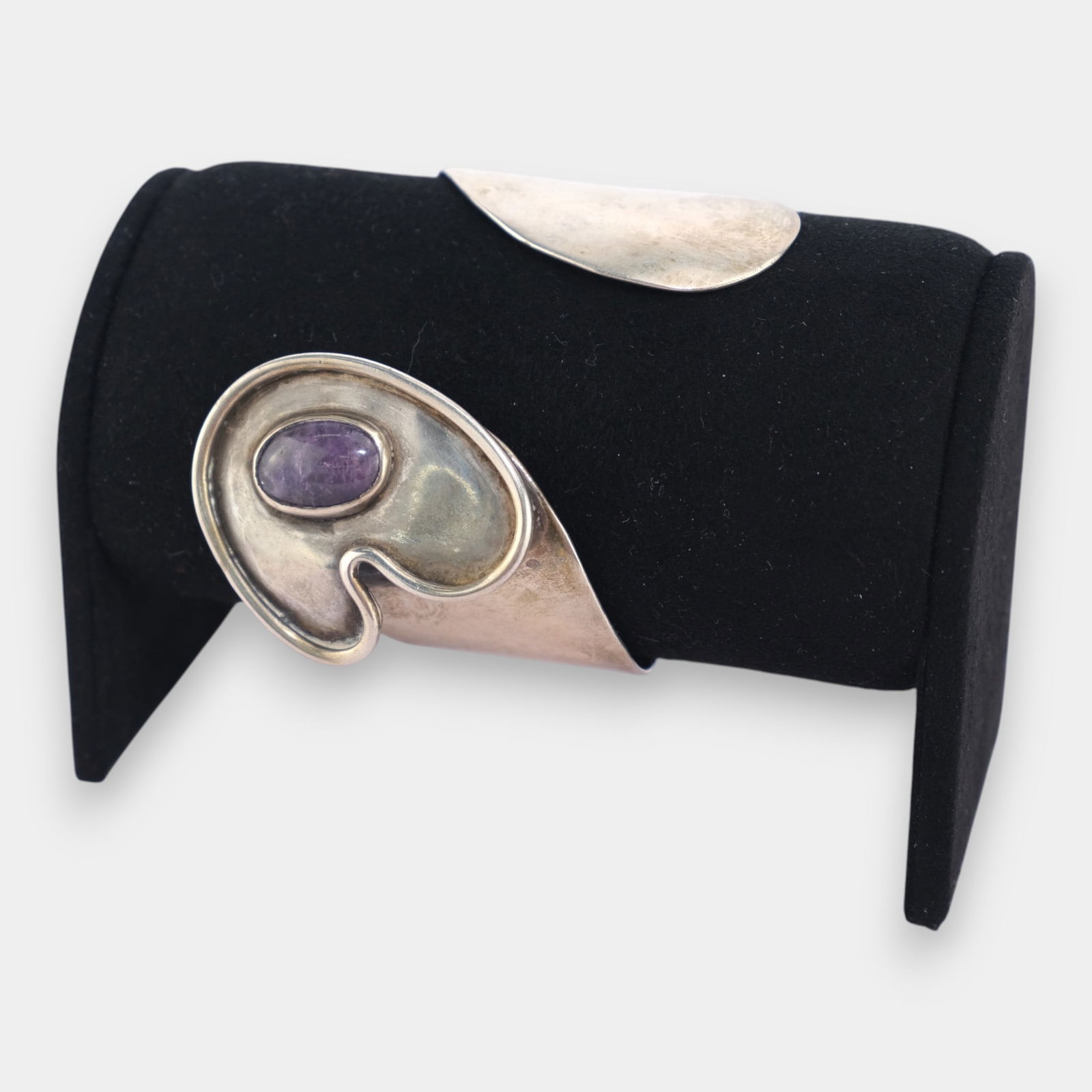 Hurst Kingsbury Mid Century Modernist Sterling Silver Cuff With Amethyst Gemstone: We offer affordable in-house shipping on all items. Sweeping in an abstract organic form, this Hurst Kingsbury sterling cuff cradles a cabochon amethyst, its sculptural Mid Century Modernist lines an