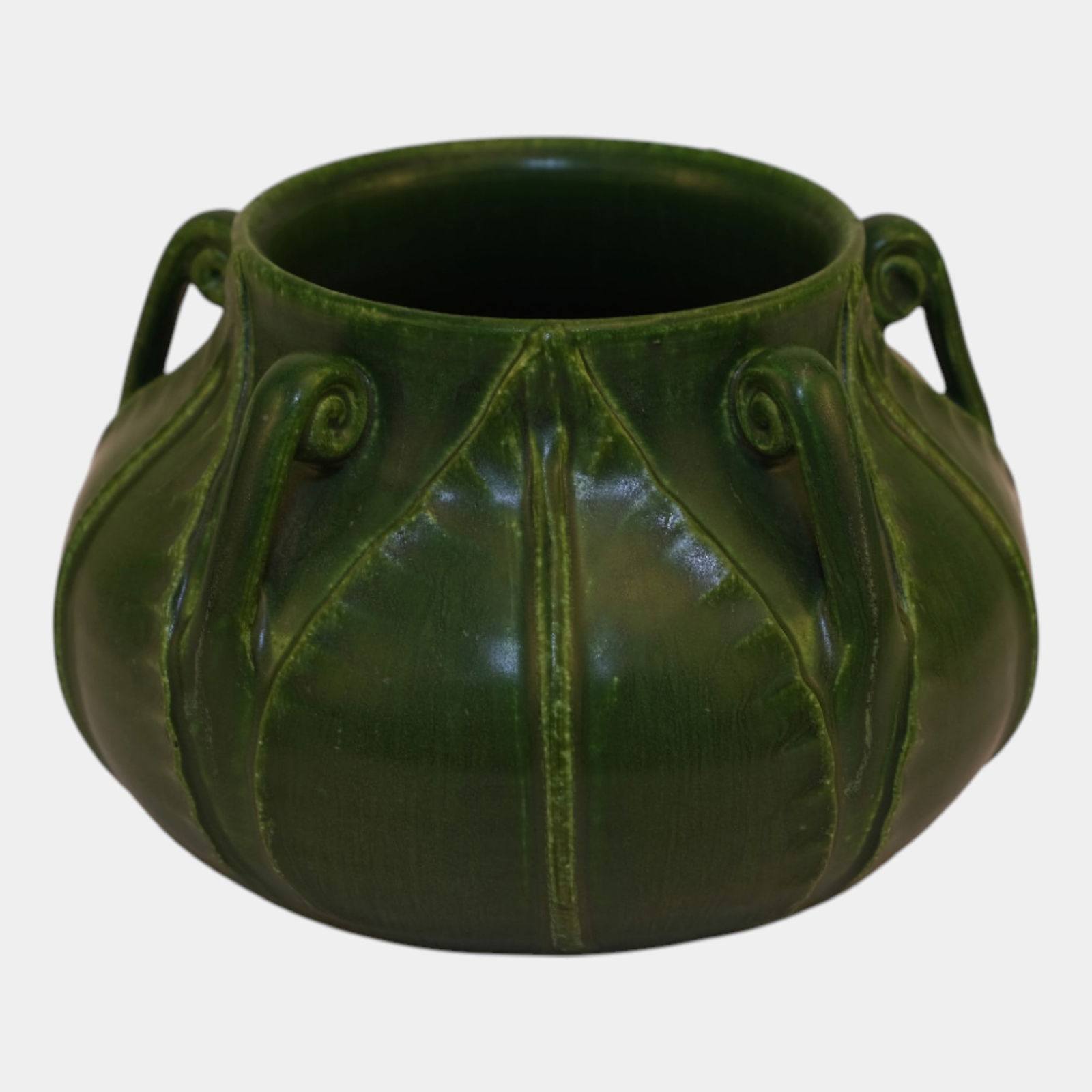 Ephraim Faience Hand Made Pottery Matte Green Fiddlehead Ceramic Vase 226: Professional, fast, and affordable in house shipping available for all items. Ephraim Faience Hand Made Pottery Matte Green Fiddlehead Ceramic Vase 226 Great design and color. Excellent condition. Ag