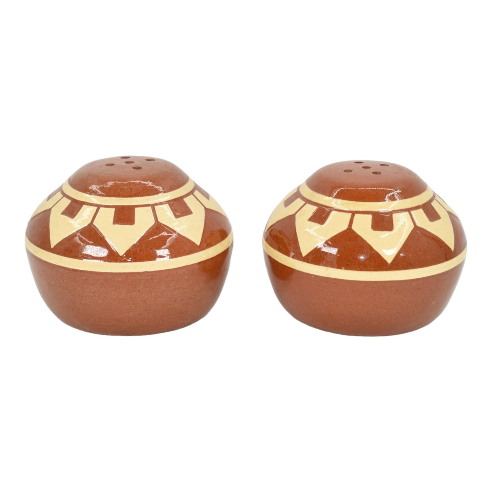 Pine Ridge Sioux Dakota Art Pottery Hand Made Salt Pepper Shakers: Professional, fast, and affordable in house shipping available for all items. Pine Ridge Sioux Dakota Art Pottery Hand Made Salt Pepper Shakers Scarce pair of hand made salt and pepper shakers with a