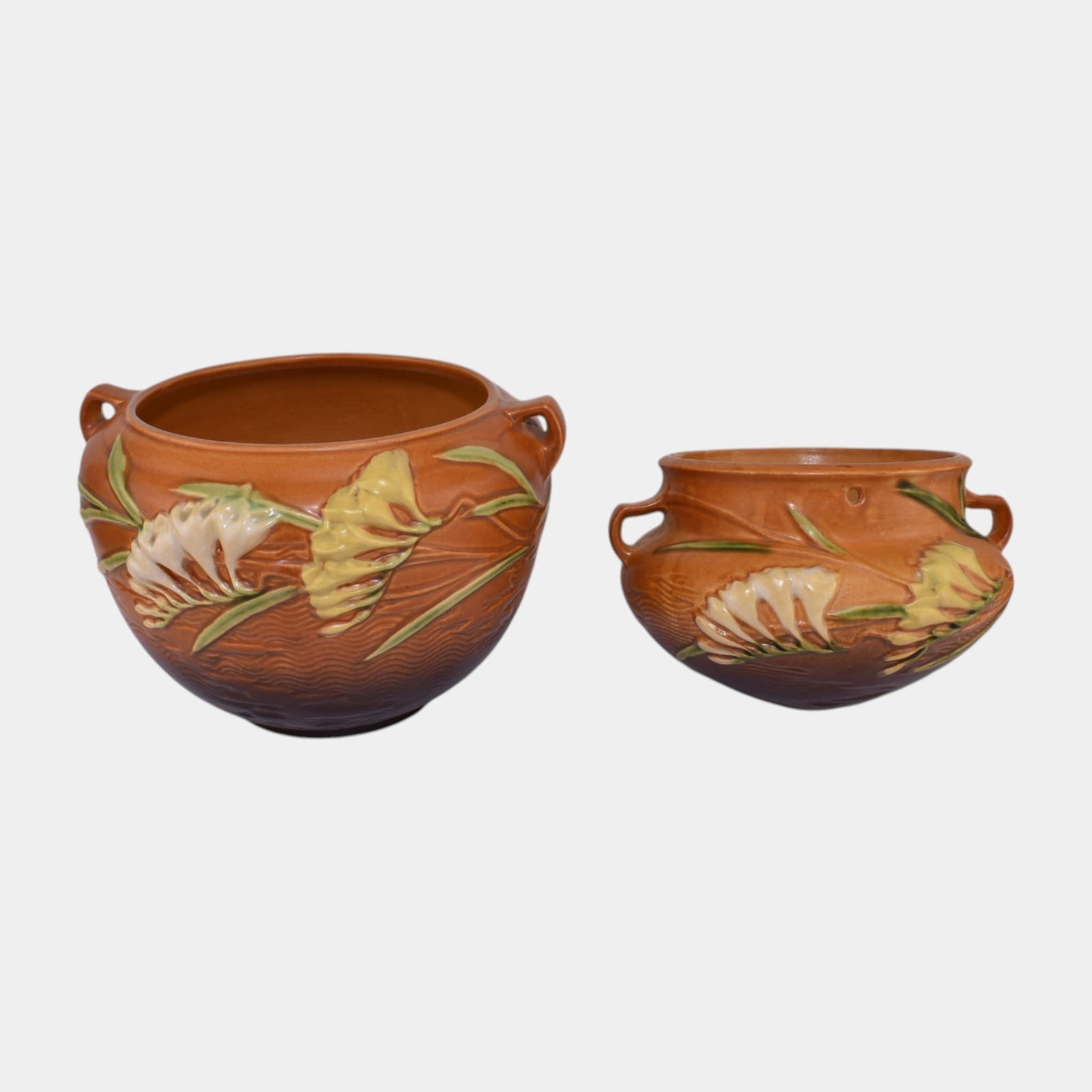Roseville Freesia Two Vintage Art Pottery Planter And Hanging Planter: Professional, fast, and affordable in house shipping available for all items. Roseville Freesia Two Vintage Art Pottery Planter And Hanging Planter Nice mold and color. Excellent original condition.