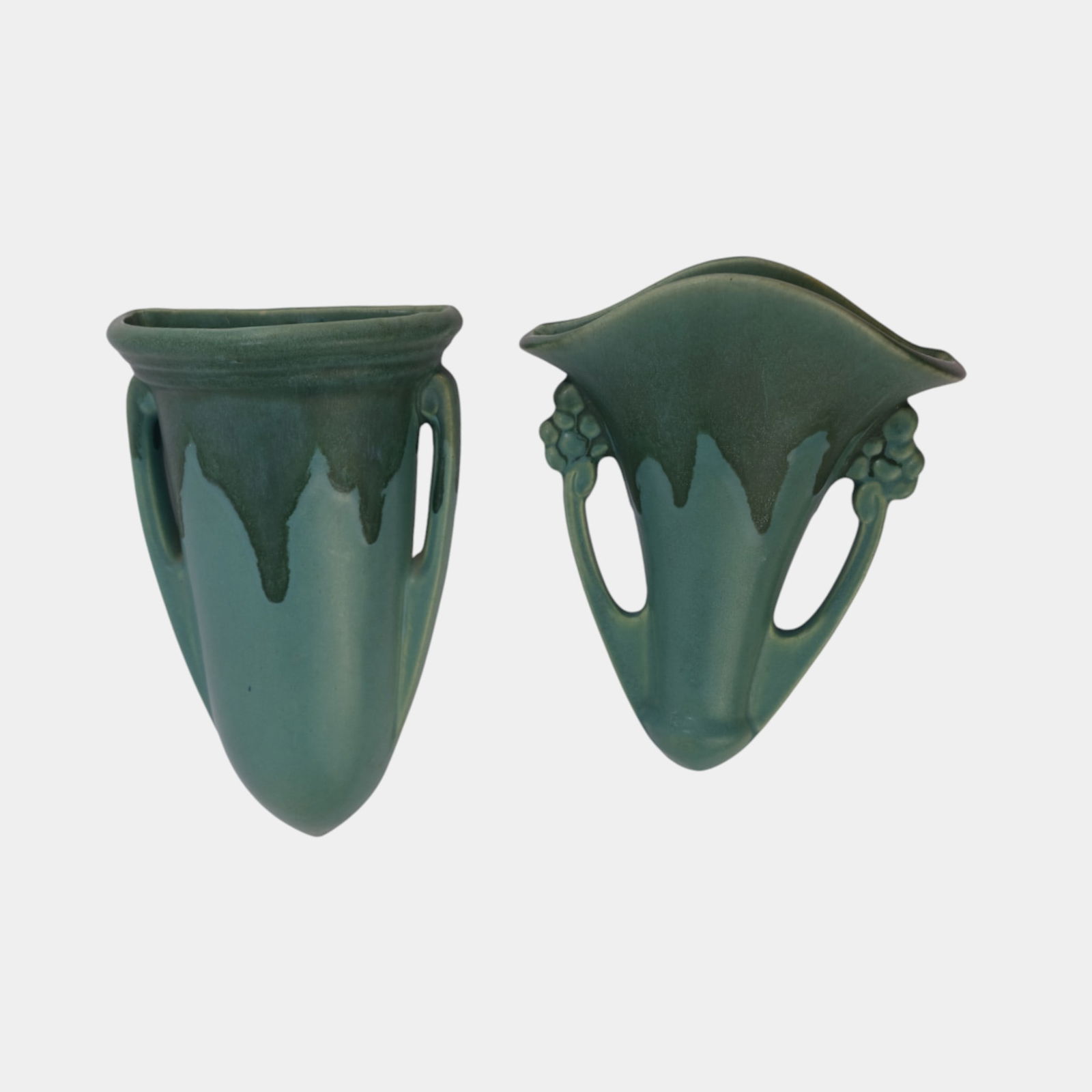 Roseville Carnelian II Blue 1926 Arts And Crafts Wall Pockets 1251-8 1252-8: Professional, fast, and affordable in house shipping available for all items. Roseville Carnelian II Blue 1926 Arts And Crafts Wall Pockets 1251-8 1252-8 Nice mold and color. Excellent original condi