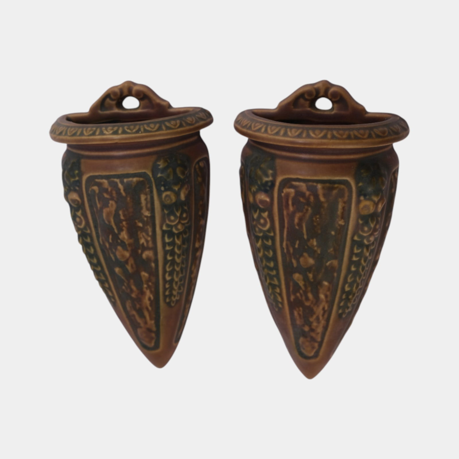 Roseville Florentine I Brown 1924 Vintage Art Pottery Wall Pocket 1239-7: Professional, fast, and affordable in house shipping available for all items. Roseville Florentine I Brown 1924 Vintage Art Pottery Wall Pocket 1239-7 Nice mold and color. Excellent original conditio